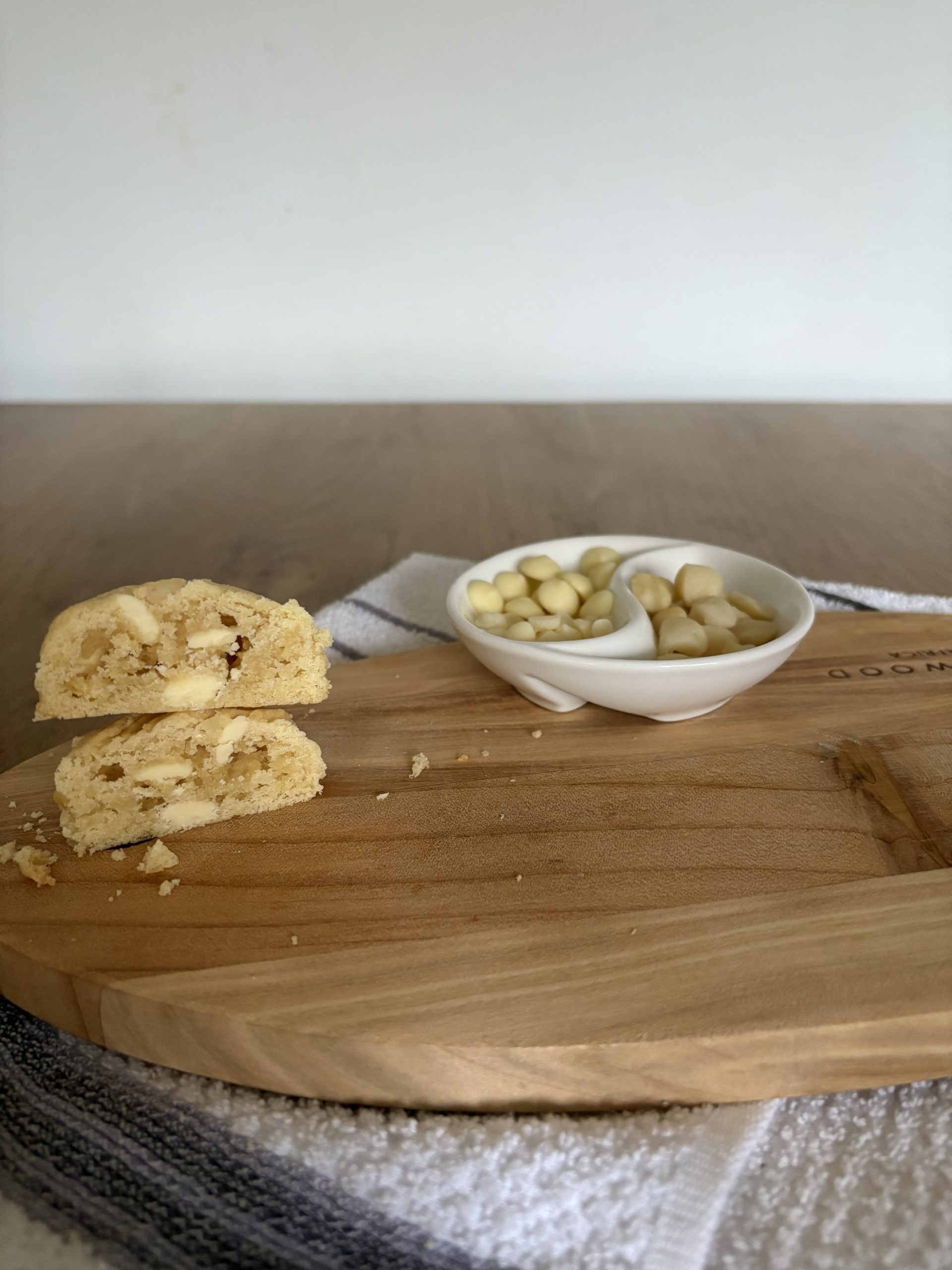 The Macadamia & White Chocolate Crumble (10 Cookies) - Image 2